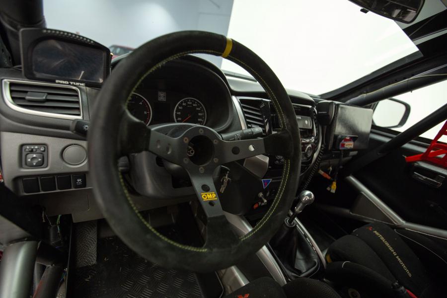Панель приборов Mitsubishi L200 Triton Sport R 2018 года  (фото 5 из 5)